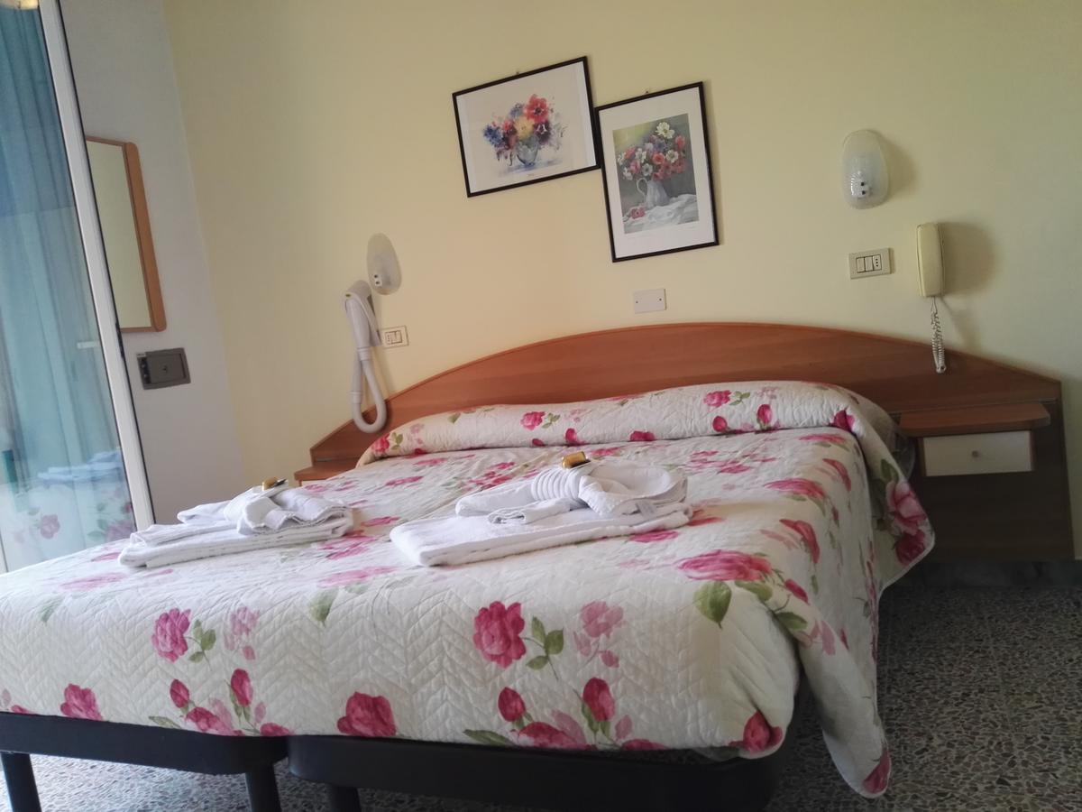 Hotel Sombrero Ріміні Екстер'єр фото
