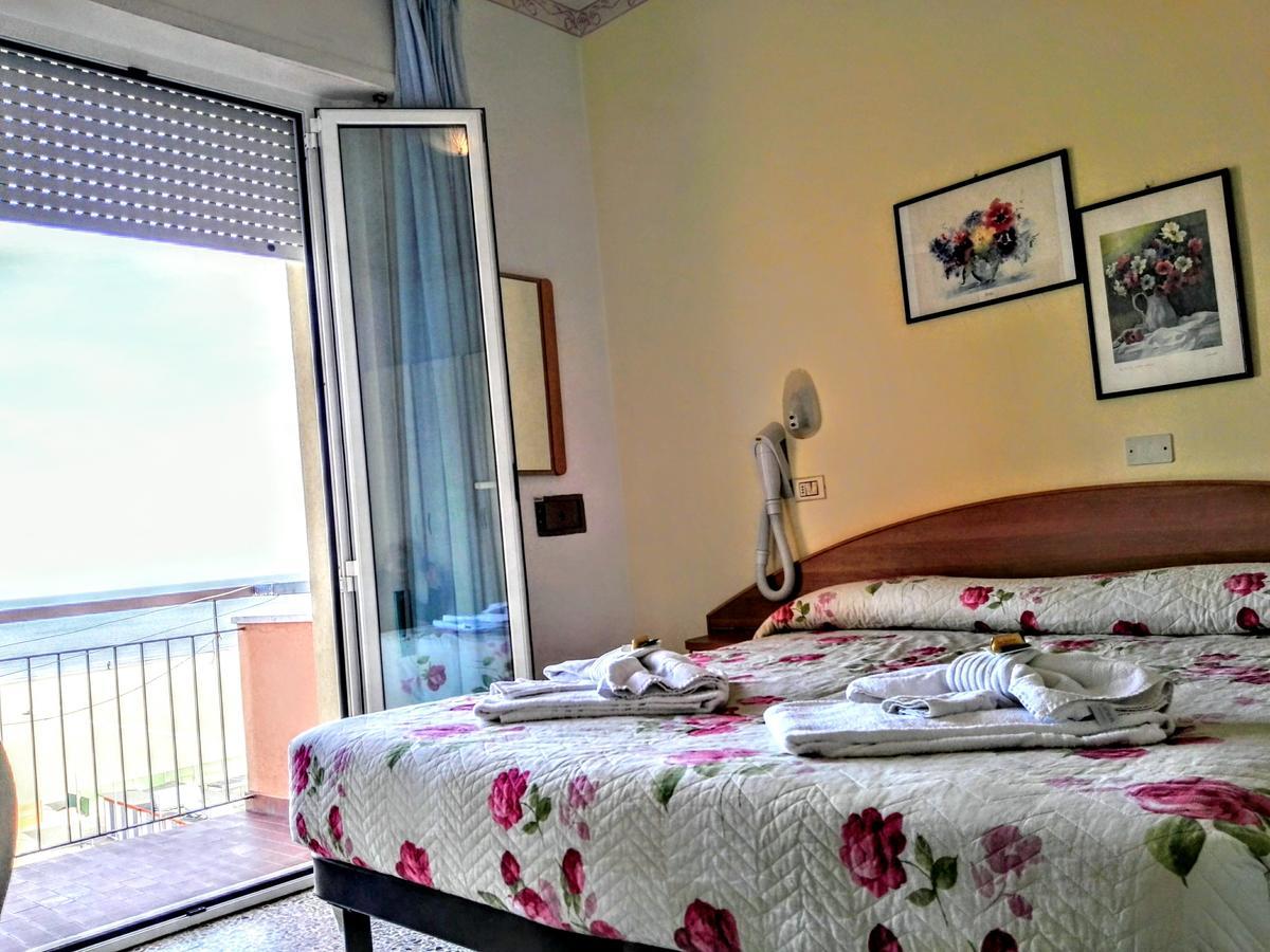 Hotel Sombrero Ріміні Екстер'єр фото